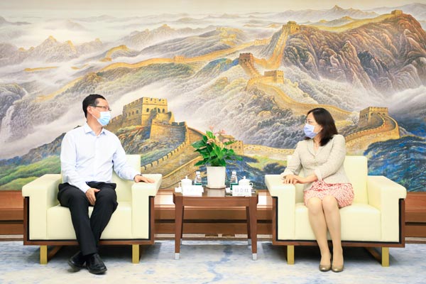 徐总会见农行领导.jpg